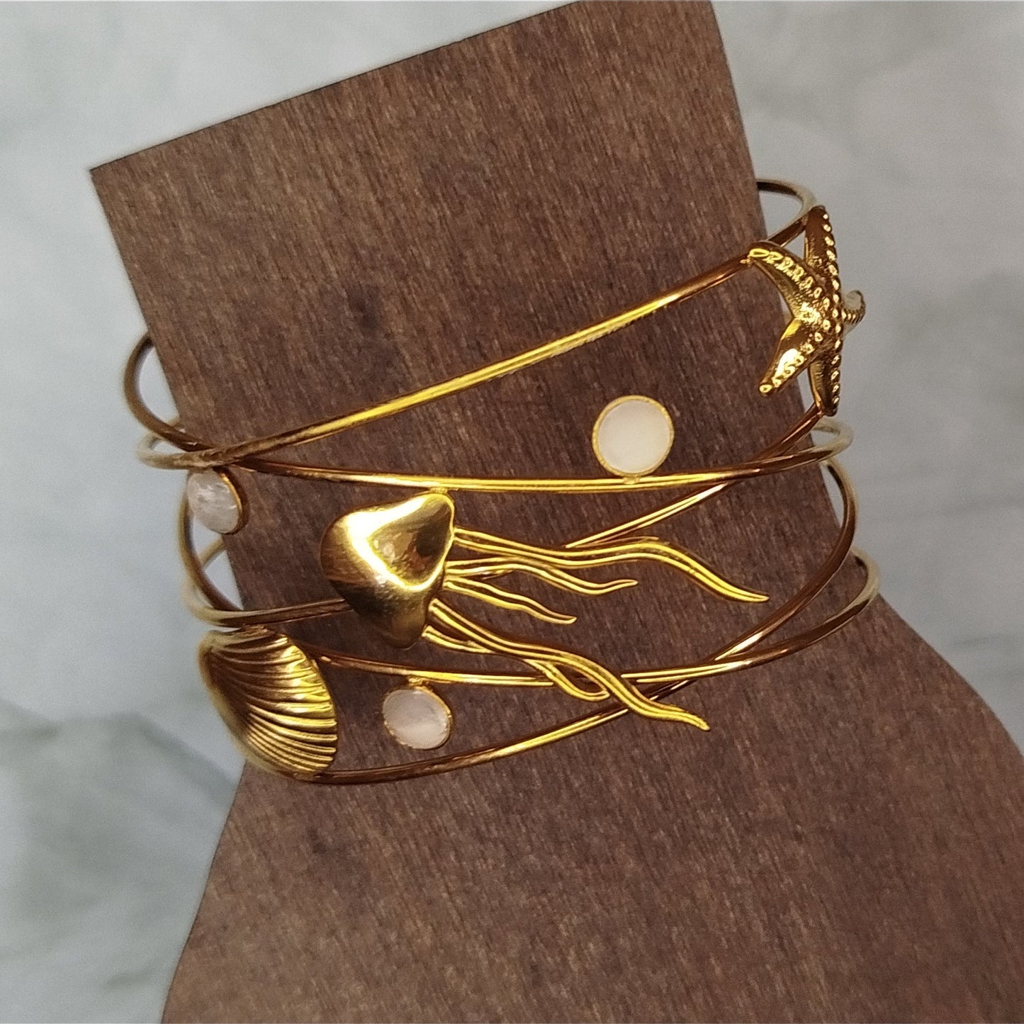Gylden Armring med Strand-tema
