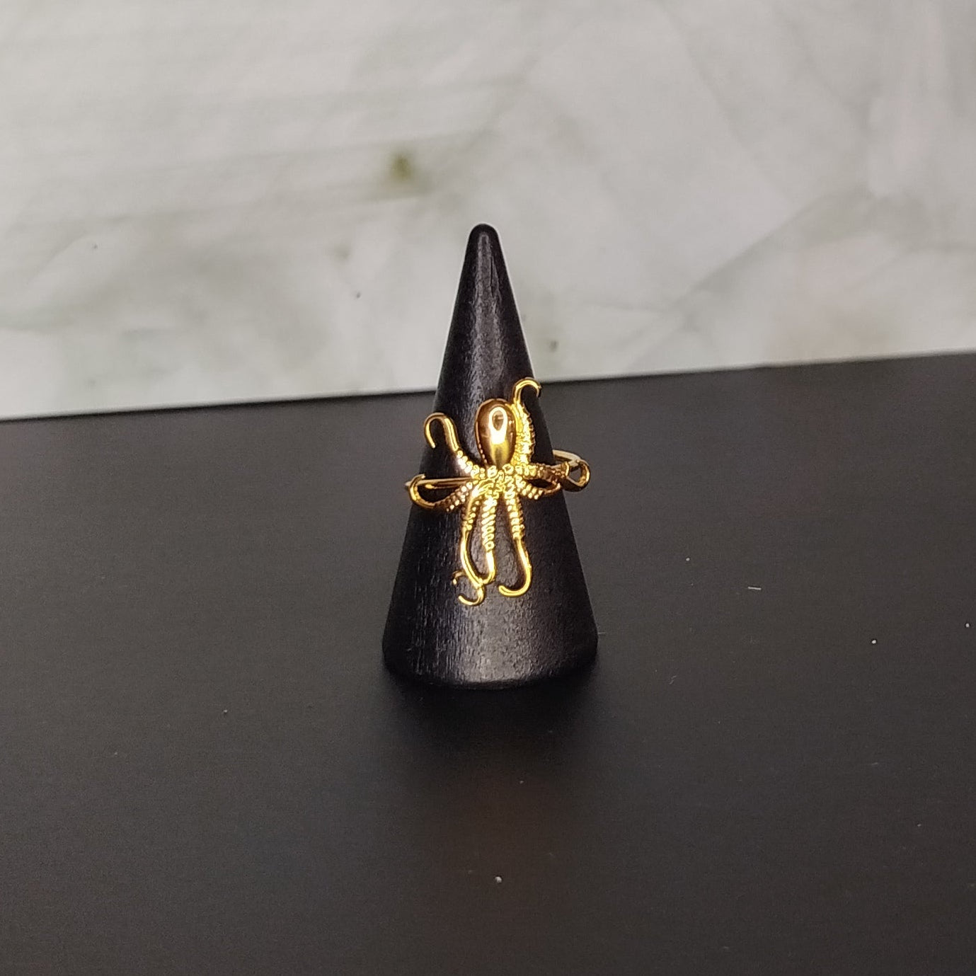 Elegant Blækspruttering med Gylden Finish