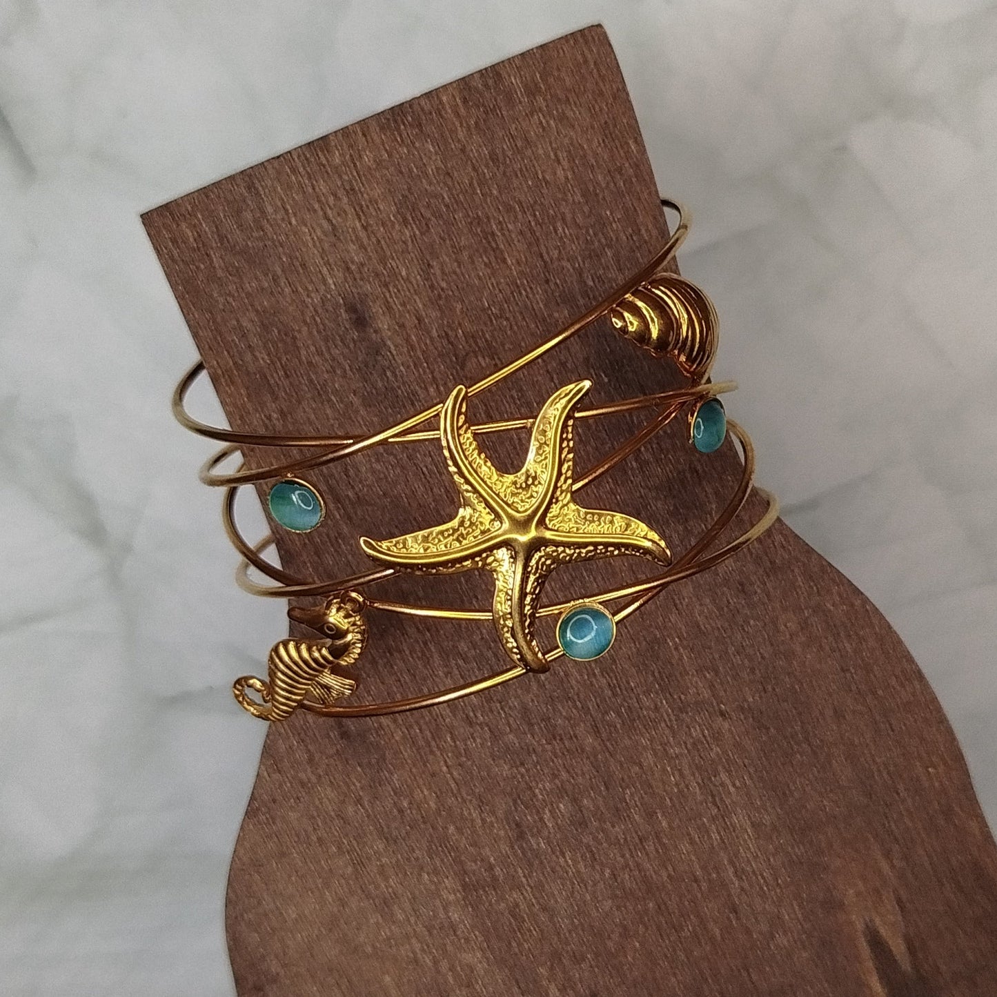 Gylden Armring med Strand-tema