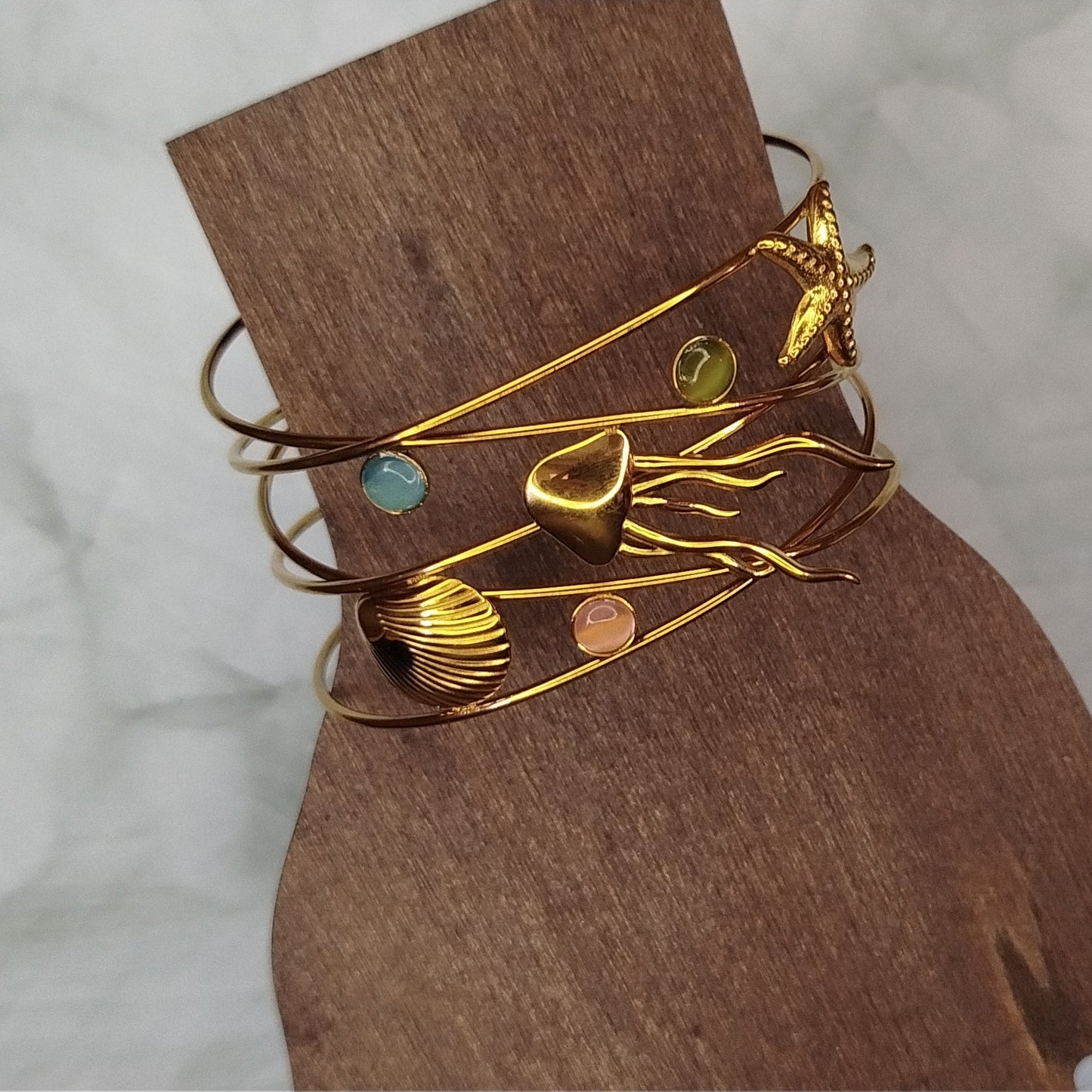 Gylden Armring med Strand-tema
