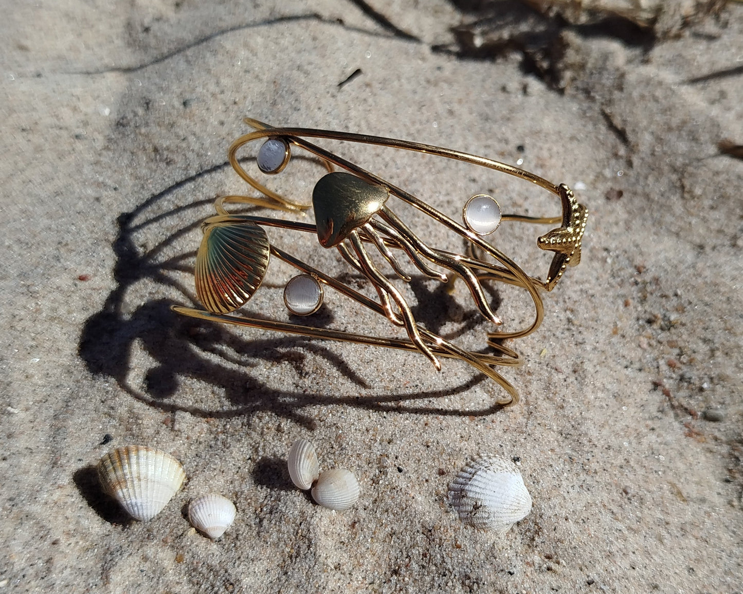 Gylden Armring med Strand-tema