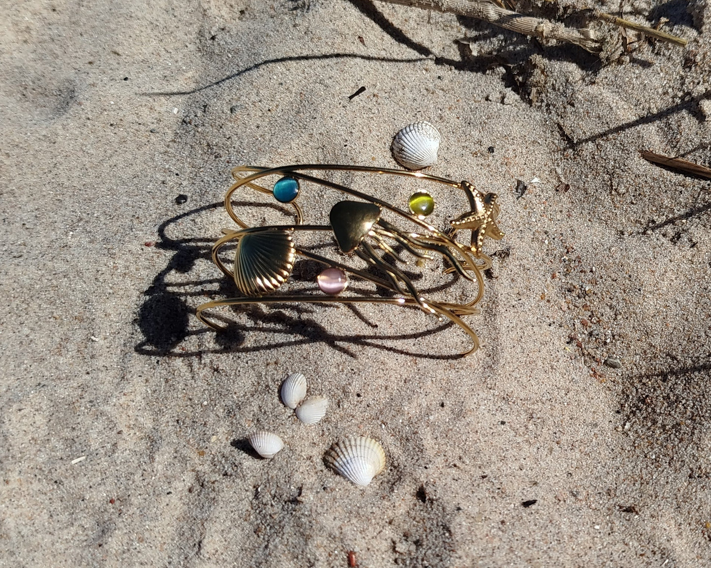 Gylden Armring med Strand-tema