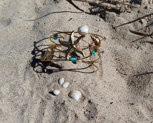 Gylden Armring med Strand-tema