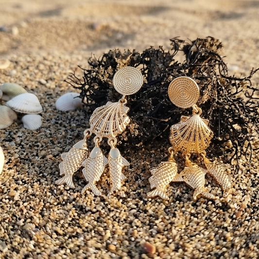 Øreringe med fisk på strand